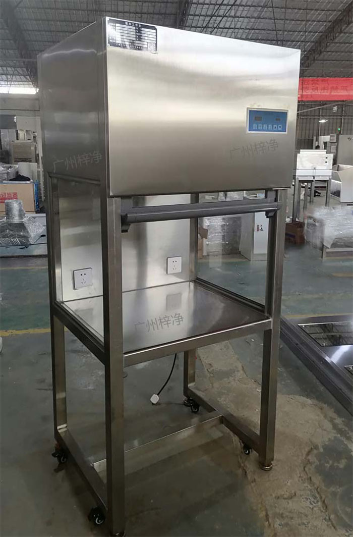 升降門超凈工作臺(tái)是采用單向空氣流，室內(nèi)空氣經(jīng)預(yù)初效過濾器進(jìn)入靜壓箱，再經(jīng)過高效空氣過濾器，最后在操作區(qū)內(nèi)形成高度潔凈的單向空氣流，是提供操作區(qū)高潔凈度工作環(huán)境的理想設(shè)備。